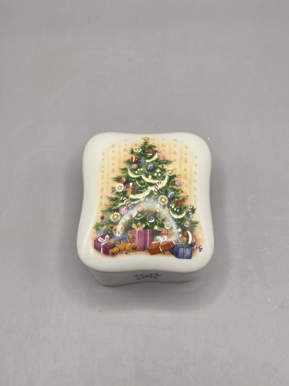 Vintage 1986 Royal Yarmouth Christmas Tree Porcelain Trinket Box AS-IS...